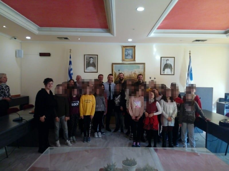 Χριστουγεννιάτικα κάλαντα στον Δήμαρχο Σαλαμίνας